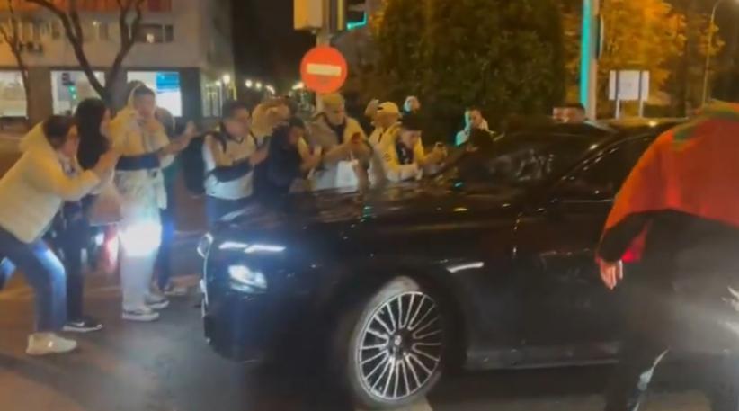 据西班牙六台报道，在皇马1-2不敌曼城的欧冠比赛结束后，一些皇马球迷仍对主教练阿