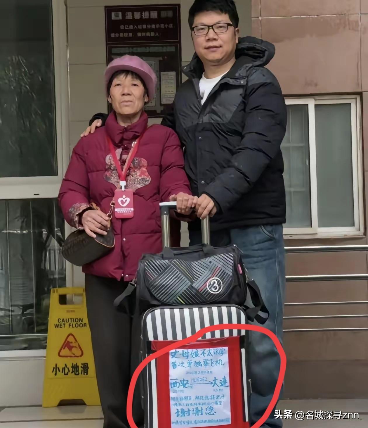 西安机场一个行李箱，让无数人当场破防。
上面没贴LV，也没挂爱马仕，就一张A4纸