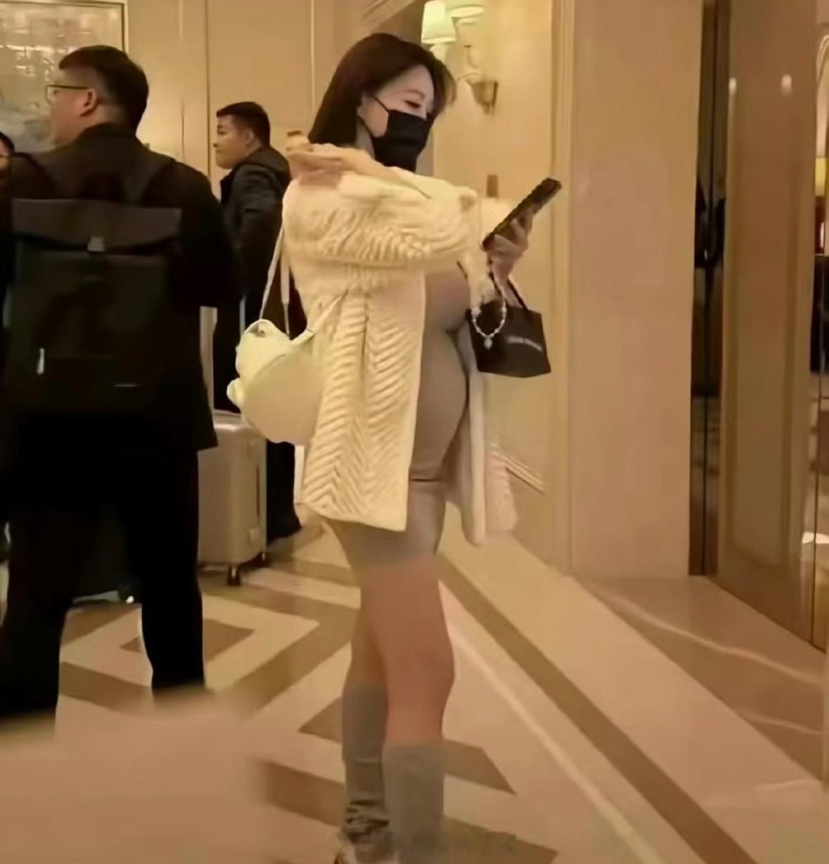 去年叶柯生女不就曝料父亲是黄晓明了曝叶珂今年生的孩子是黄晓明的