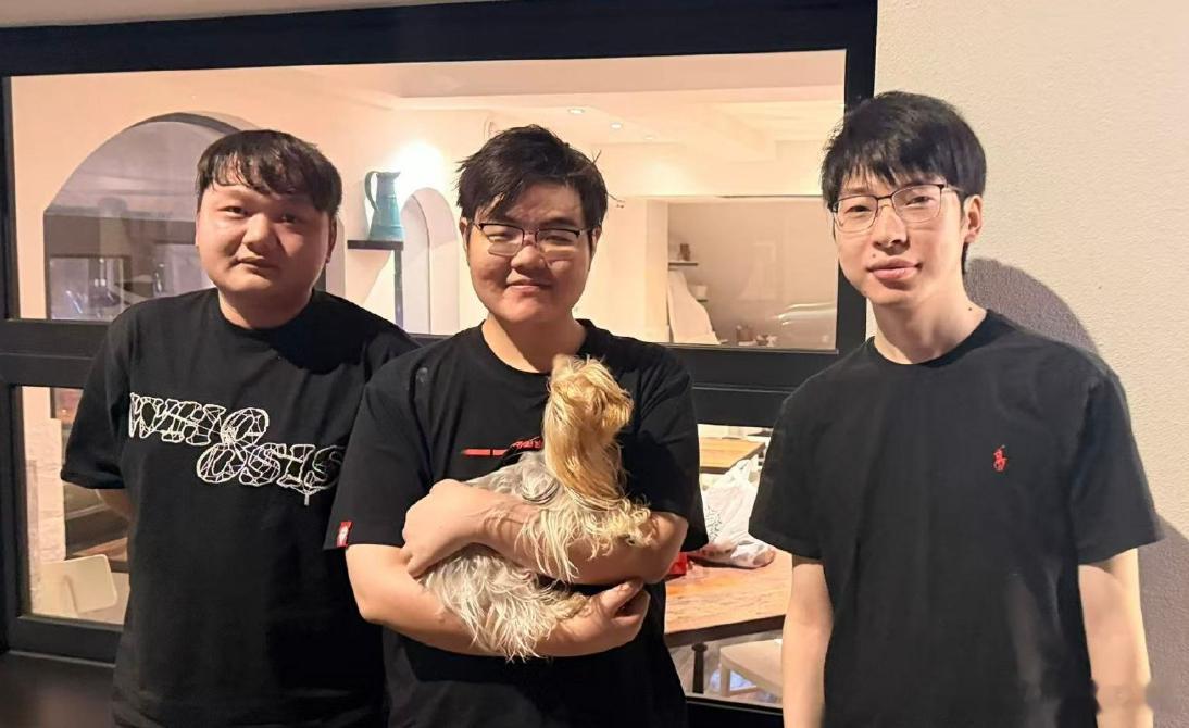 最近早睡早起的牙膏有点忙，前两天和老队友Hope、369、爱笑聚餐，今晚又和BL