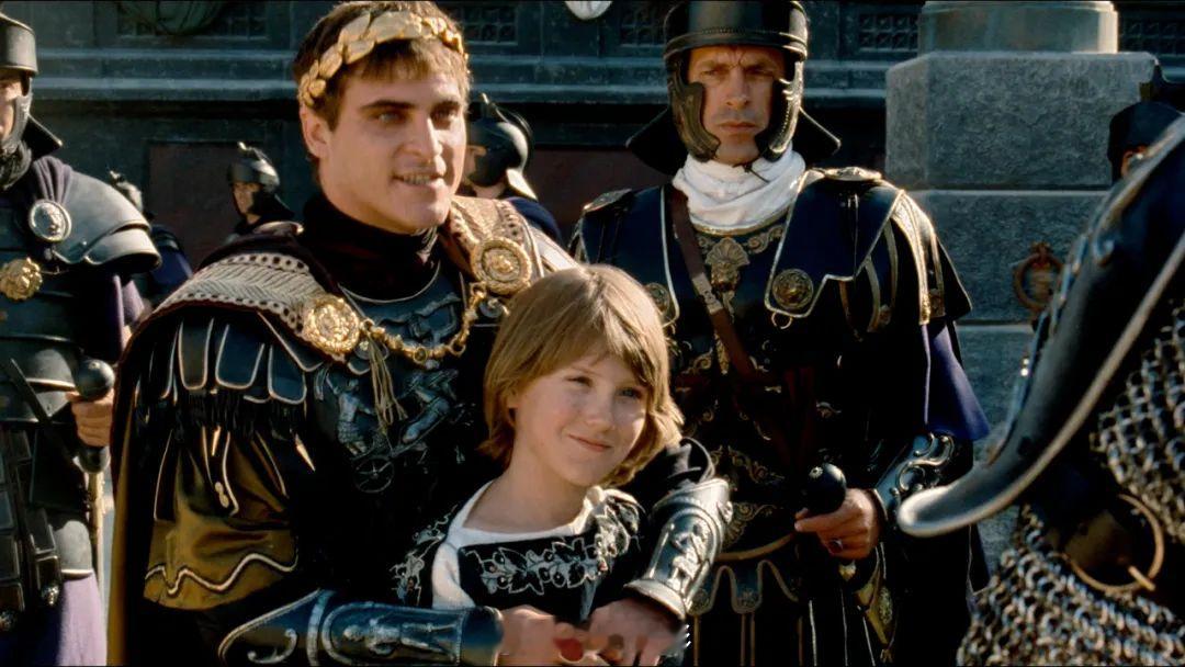 看完这篇文章，就可以去看《角斗士2》了！罗马竞技场内，男主西姆斯原本有机会不费一