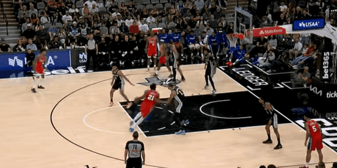 马刺击败费城，赛季第60胜。2003-17十五年间，马刺六季60胜；事实上帕楚利