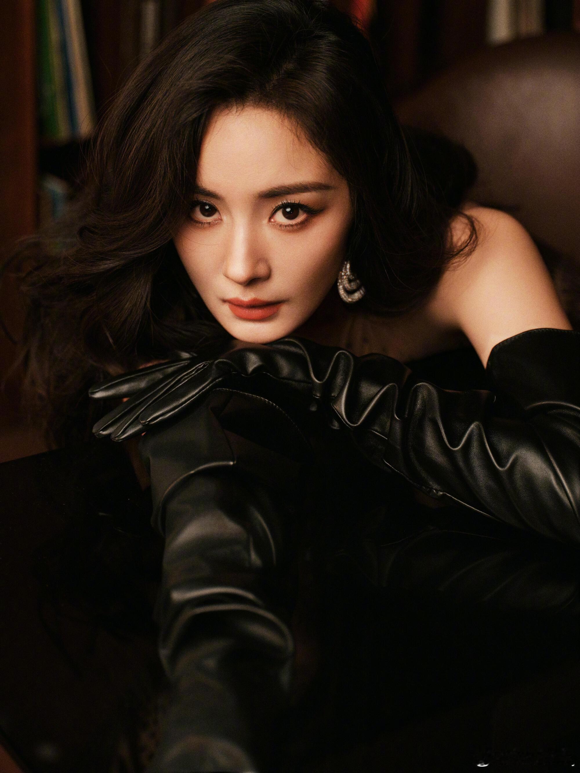 杨幂对接回应嘉人红毯顺序 近日，嘉人盛典的红毯环节因杨幂的出场顺序引发了一场风波