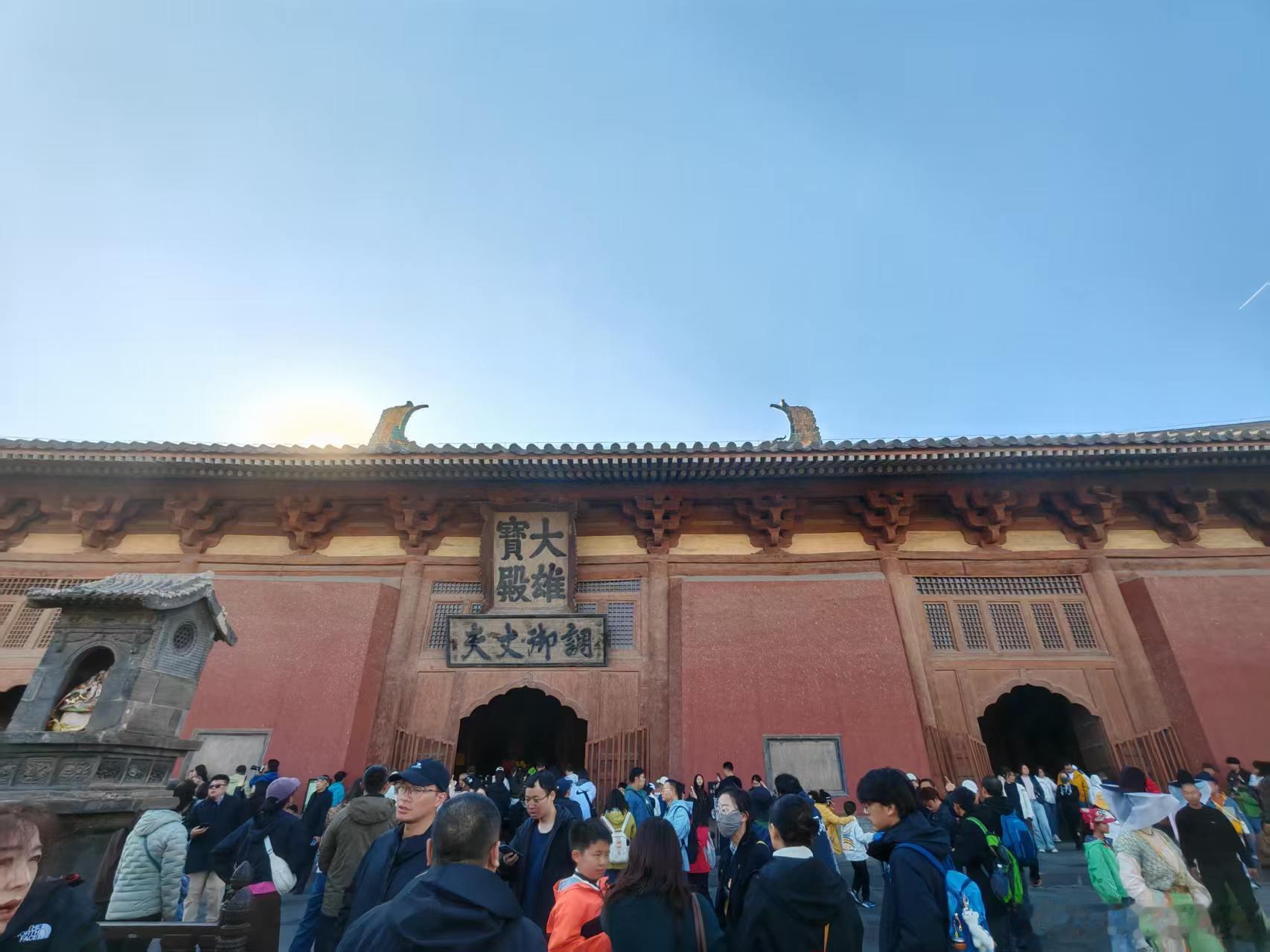 最好玩的其实是华严寺，建筑和佛像都很有特色，和常规的中原佛寺不同，有很深的契丹游