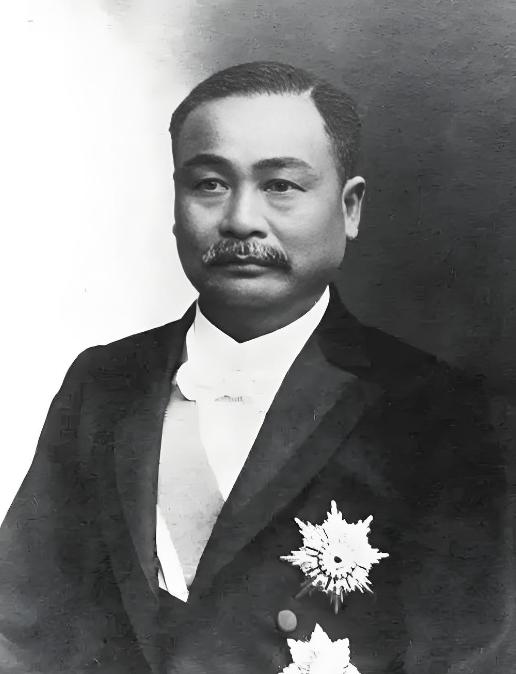 1982年，铁道部决定为詹天佑迁坟，未曾想，在挖开詹天佑墓的瞬间，竟看到棺木里流