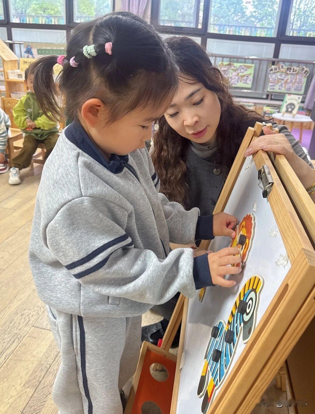 立言小丁香幼儿园特别注重游戏精神，让孩子们在玩耍中成长。小小的校园里处处都是探究