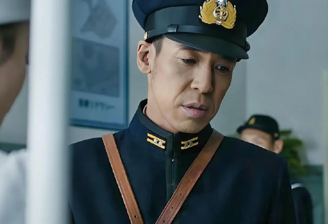 【开篇爆点】一个肺结核病人，床头却摆着治枪伤的青霉素。
【事实/数据铺陈】鬼子大