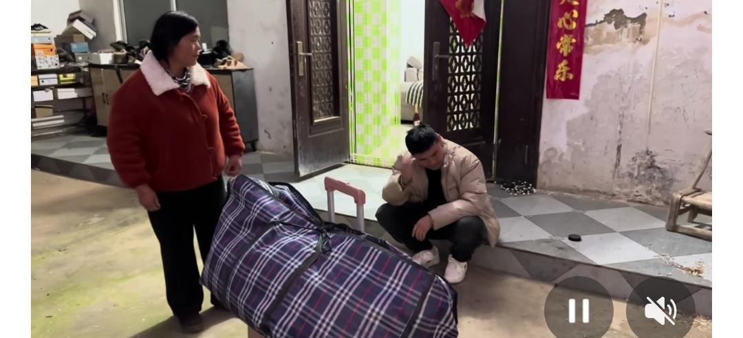 凌晨三点收到两条短信。
一条来自老家座机号，只有两个字：“回来”。
另一条来自现