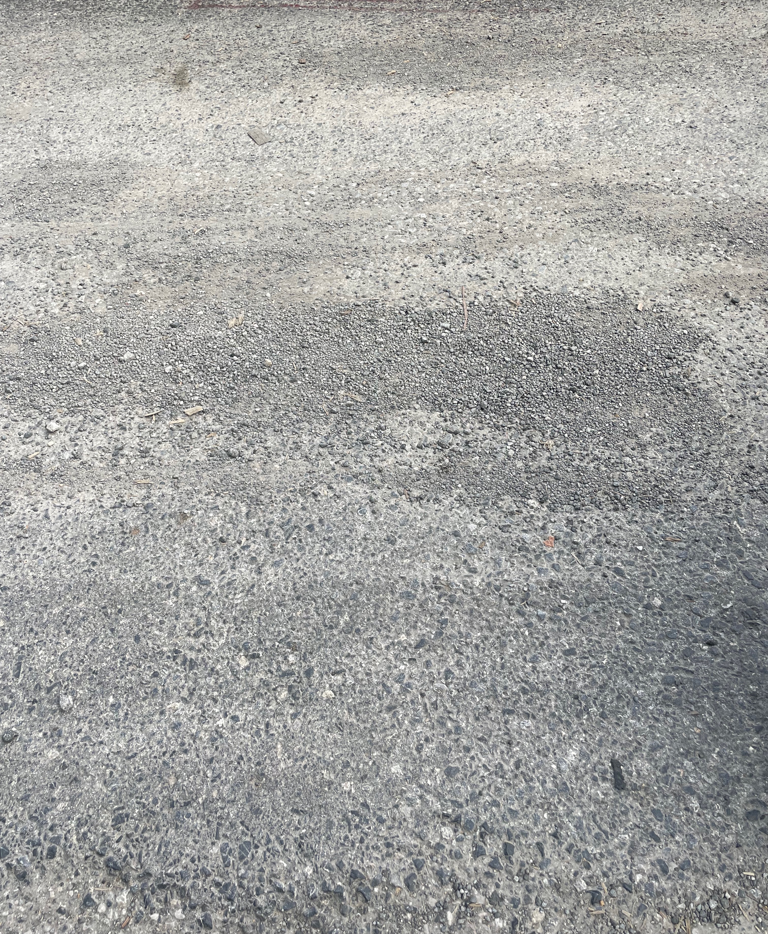 7月23日，网友反映：玉林玉容一级路北流容县路口有碎石易打滑，希望能尽快清理干净