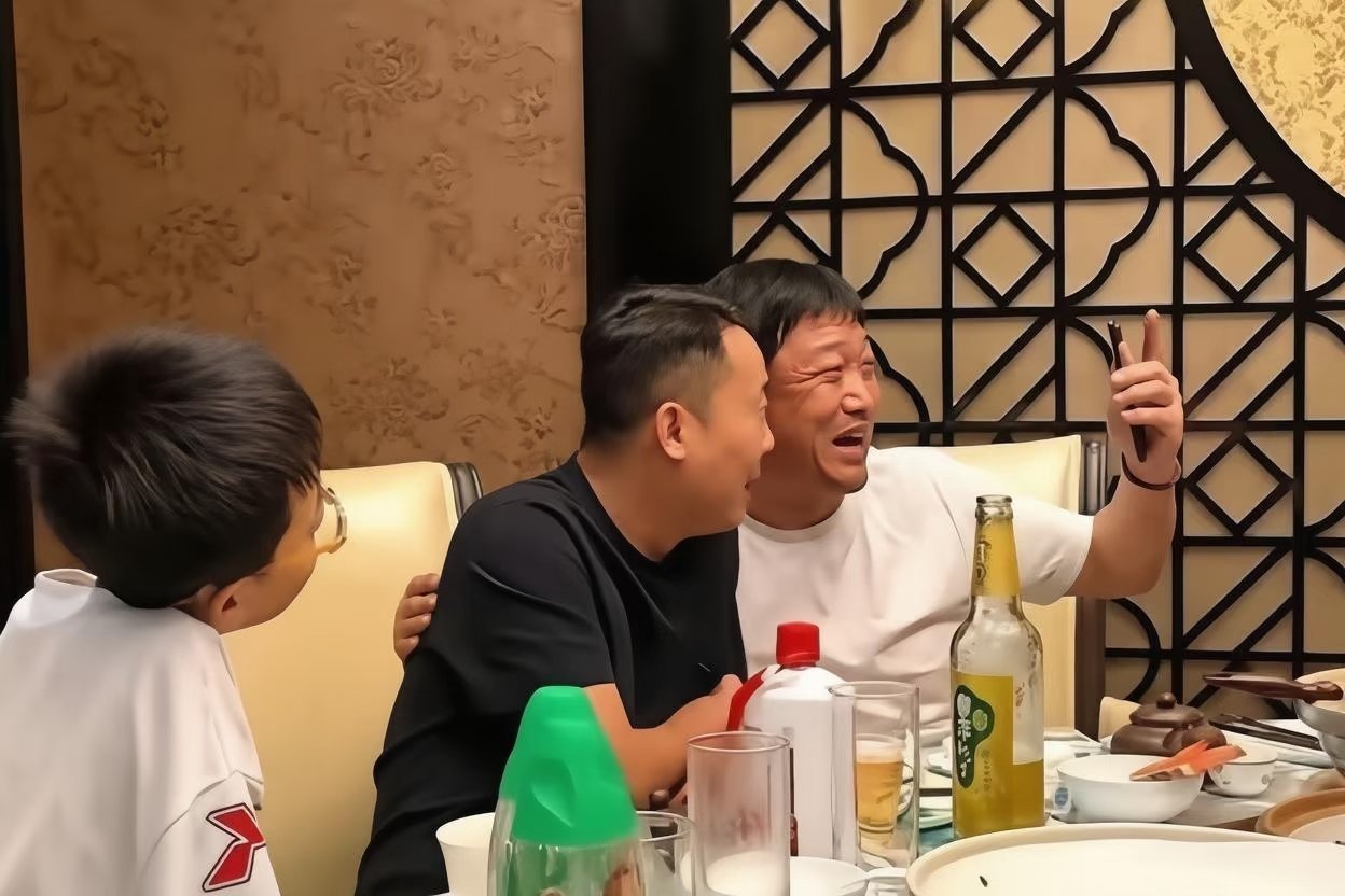 贾冰私人饭局被偷拍 哎，今后饭局上也不能乱讲话，真的是一颗老鼠屎，坏了一锅粥啊。