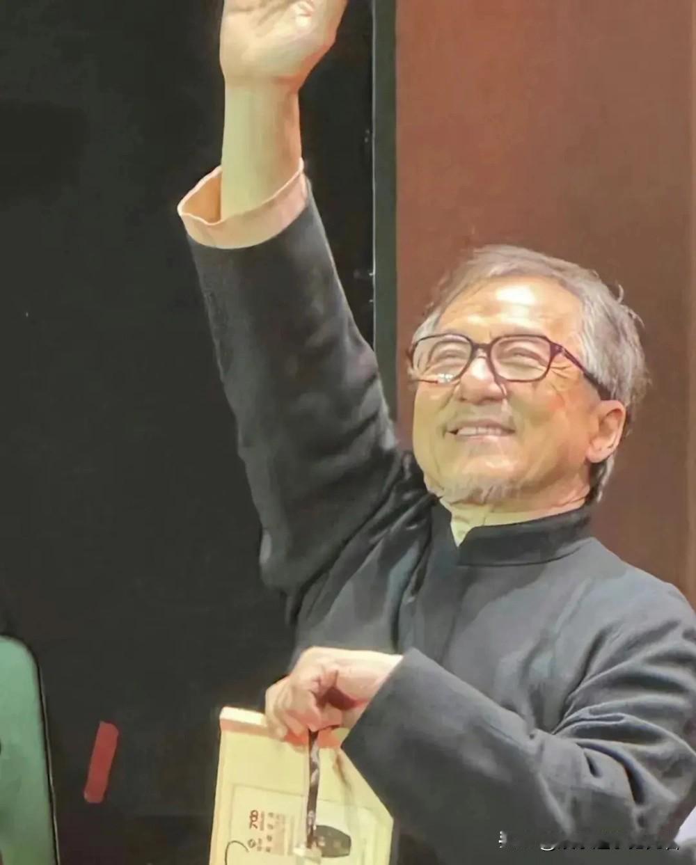 成龙大哥70岁了，他不仅是圈中德艺双馨的大哥，还是《醉拳》中的黄飞鸿、《A计划》