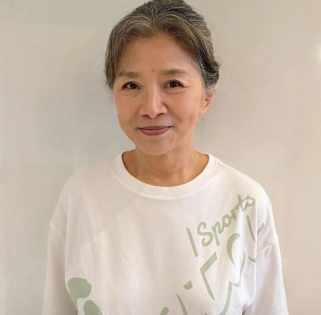 大年初三偶遇迟蓬夫妇，导演老公露面穿着朴素，夫妻俩一起吃自助娱乐 明星