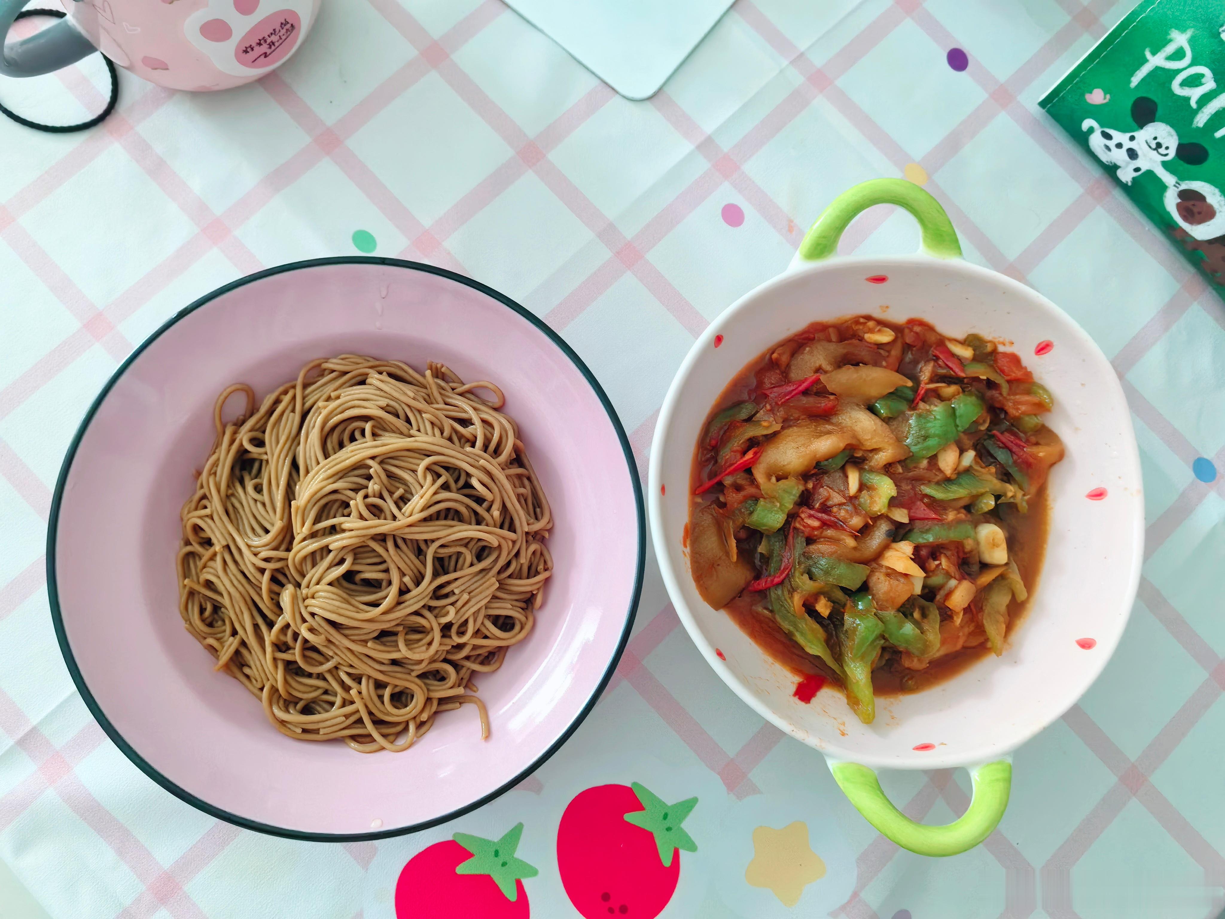 今日午餐 一早晨忙着退货维权午饭简单做了点，饸络面配上茄辣西搞定。 