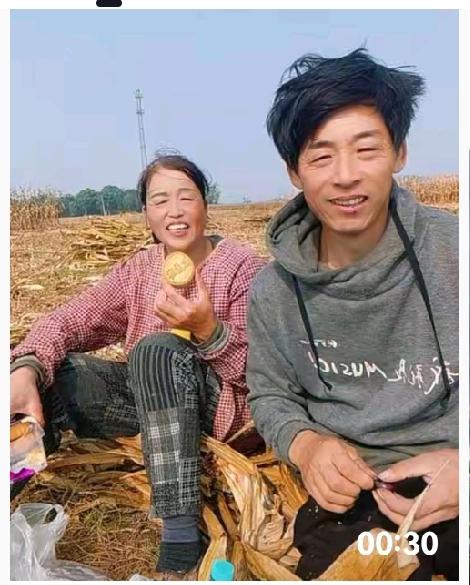 田埂月色里的相守，最是人间烟火情
 
河南的夜色，浸着田野的清寂，月光把田埂铺成