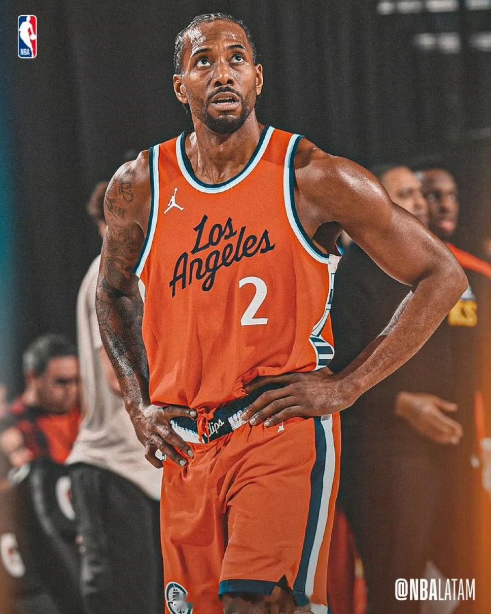 队记Law Murray：伦纳德目前￼的脚踝与足部伤势正在好转，随队出征期间已逐