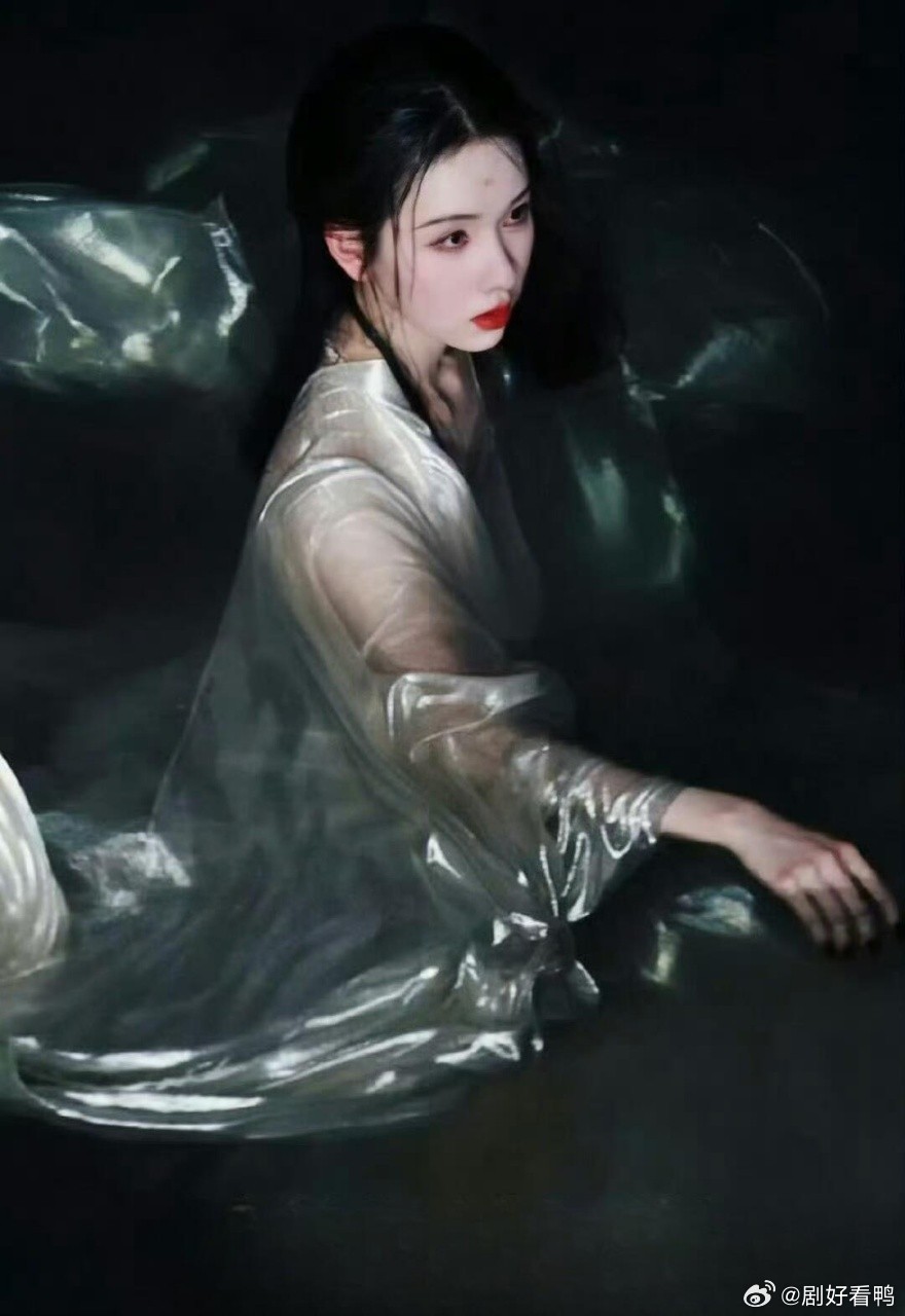 鞠婧祎陈都灵水戏 《月鳞绮纪》这段戏真的用心了🌊鞠婧祎破碎感拉满，陈都灵温婉大