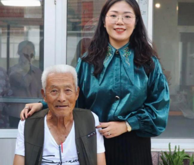 2018年，一个叫贾永婷的山西姑娘，在北京地铁站帮了一个迷路的山东大爷，还掏了1