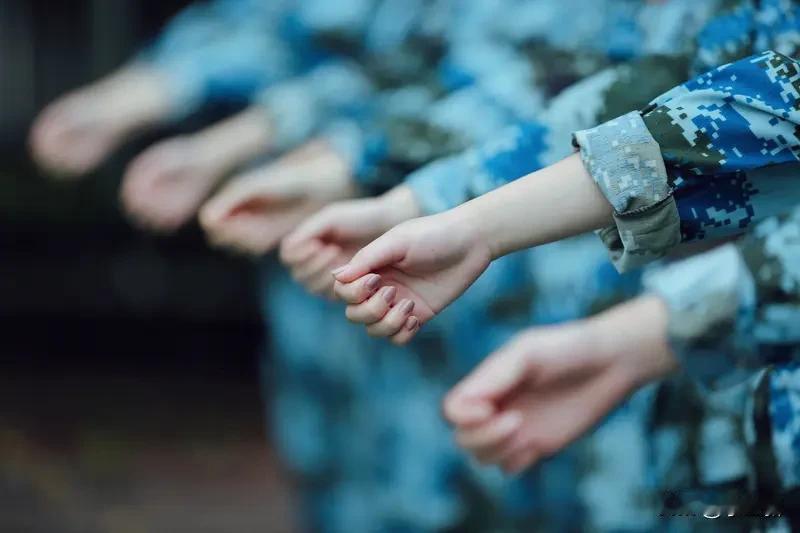 海军新兵的心理调适有多重要 海军新兵登船离岛哭了 海军新兵登船离岛哭了，这背后是