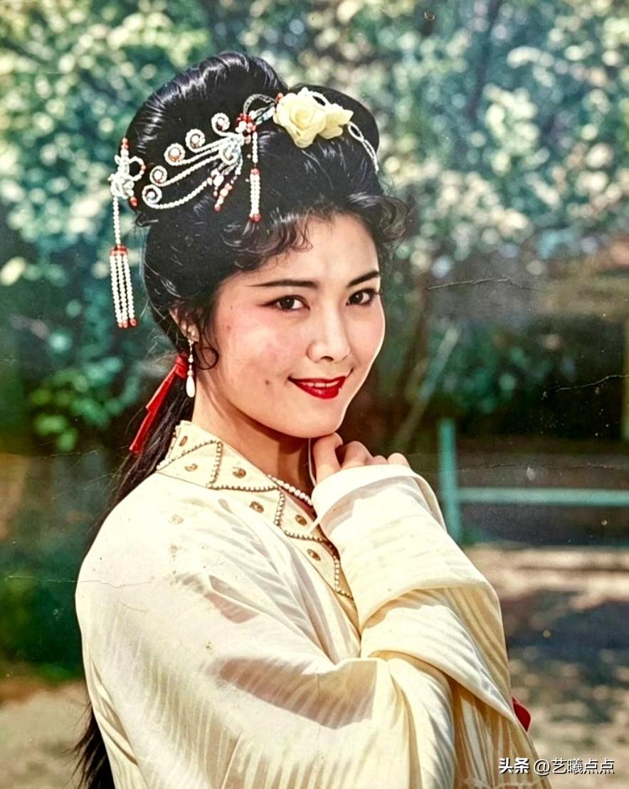 1981年，长春电影制片厂拍摄古装电影《杜十娘》，最初选定本厂演员姜黎黎（图一）