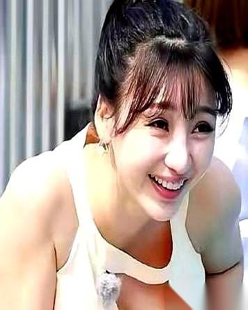 45岁，一身死亡芭比粉，直接冲上热搜。
很多人第一反应是，疯了吧？硬凹少女感？