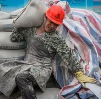 农民工扛50袋水泥上8楼，业主说忘带钱，苦等2小时后民工红了眼眶：成年人的体面，