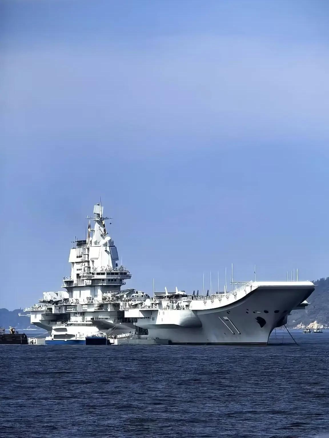 中华人民共和国正式向全世界宣告两件大事：第一件就是，我们的福建舰航母海试全面顺利