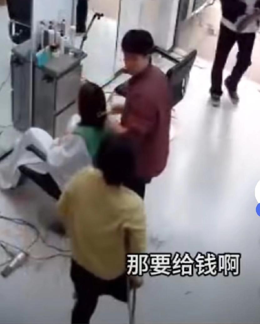 湖北一理发店里，一残疾女子进店洗头。店员帮她洗完后，女子道谢后，转身就要走。
