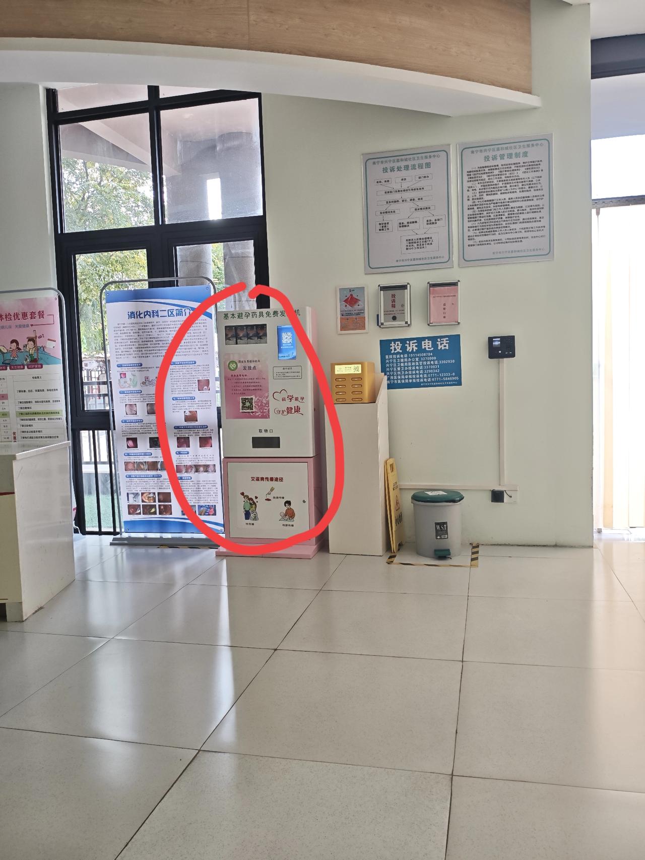 很好奇，这种设备放在大厅里人来人往的地方，真的会有人去用吗？