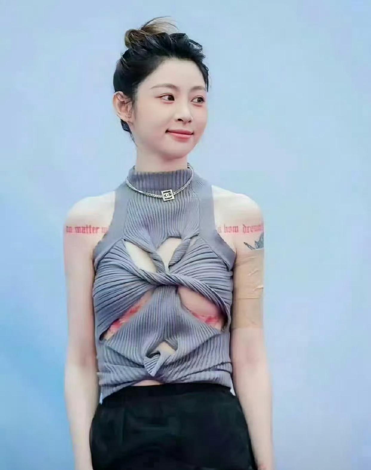 痞幼其实也很后悔在身上纹那么多纹身吧？

当初年轻人都很流行在身上纹纹身，他们不