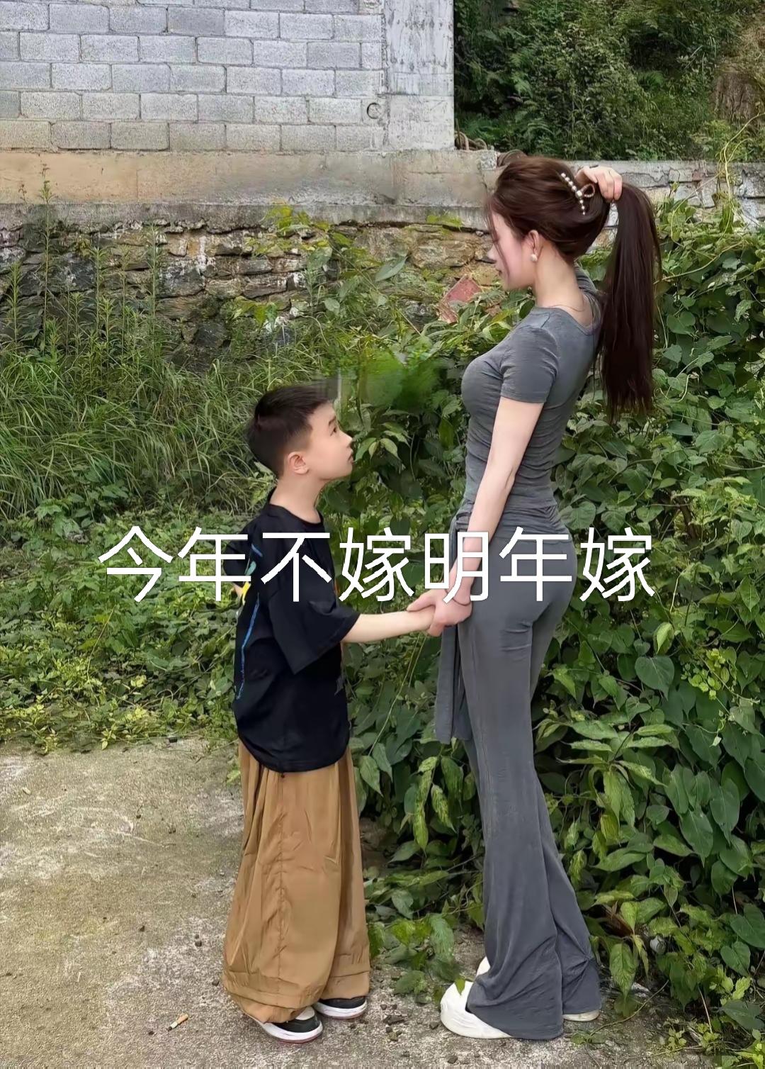 想了两分钟就是没对出
上联:今年不嫁明年嫁
下联:   ？