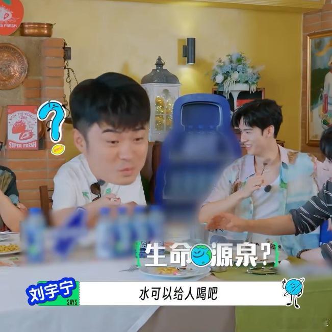孙红雷猝不及防给刘宇宁一个吻手礼地球超新鲜 绝了！孙红雷的吻手礼就像一颗甜蜜炸弹