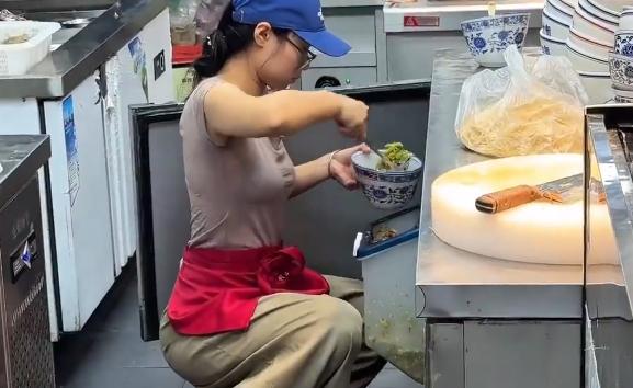 “这个姑娘火了！”江苏无锡，18岁女孩去饭店打暑假工，和老板商量好的，每天工作8