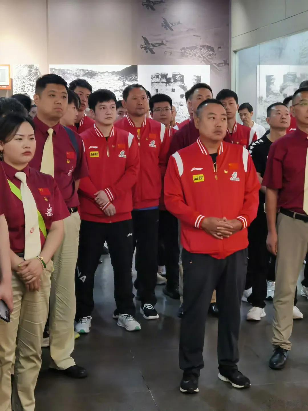 国乒男队结束乒超联赛第一阶段比赛后，今日上午集体参观了遵义会议会址，进行爱国主义