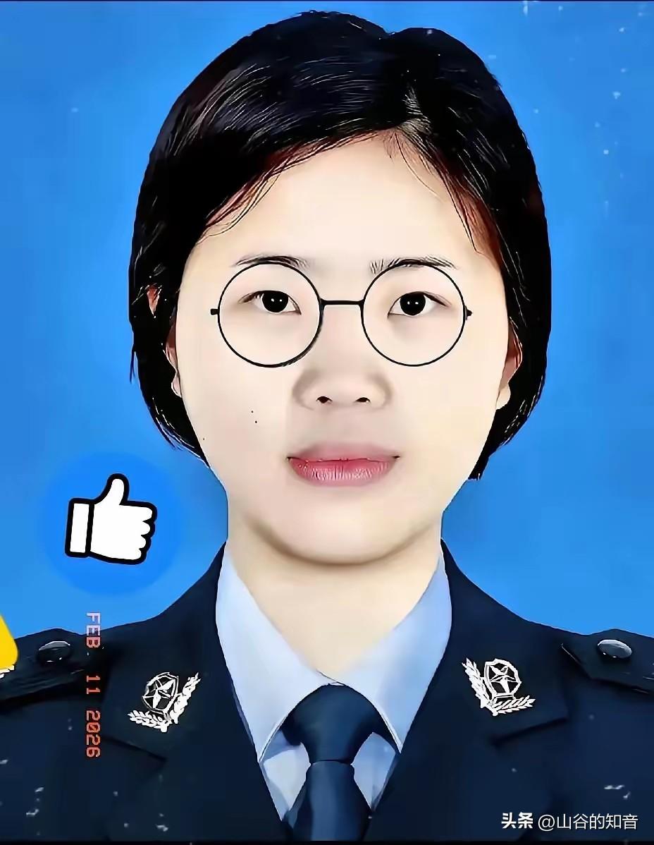 95后女警罗慧琳，身为派出所副所长，遇到持刀行凶的歹徒，她没有半分退缩，直接冲上