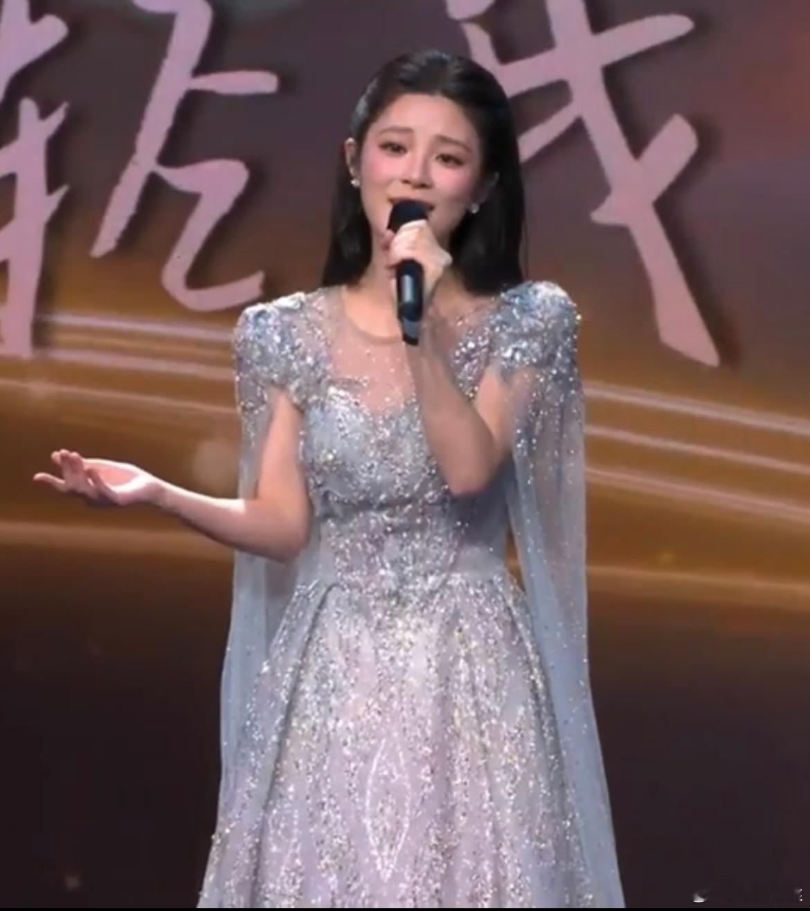 姚晓棠  【姚晓棠唱出每个奋斗者的心声 姚晓棠唱出奋斗者的花路】8月19日，中央