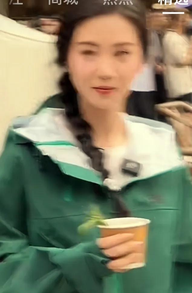 看到刘诗诗就让人感到很舒服好美呀 好舒缓 特别让人放松，随便穿都这么漂亮，气质很