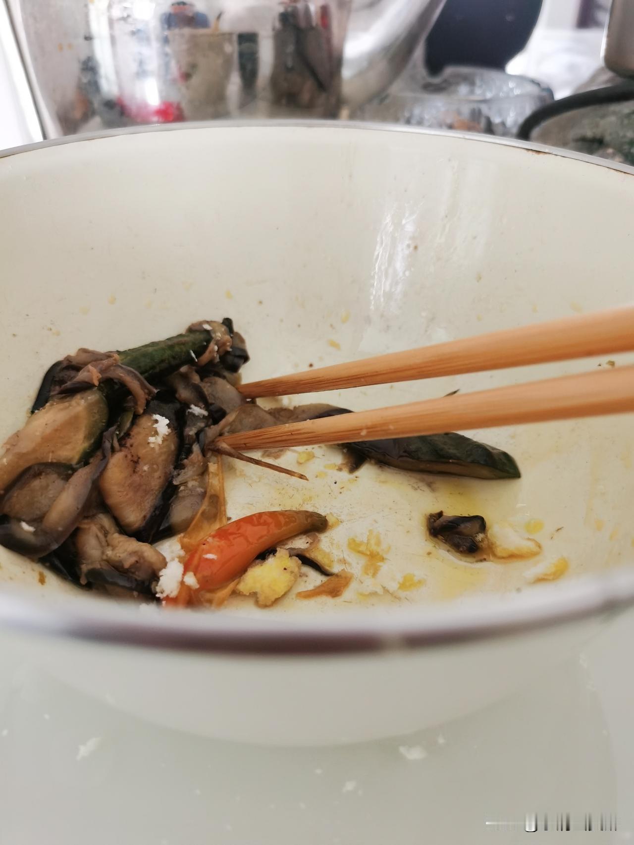 发现一个奇怪的现象，一个人吃饭不香。无论你怎么做，那饭菜的味道总是不对味，在家的