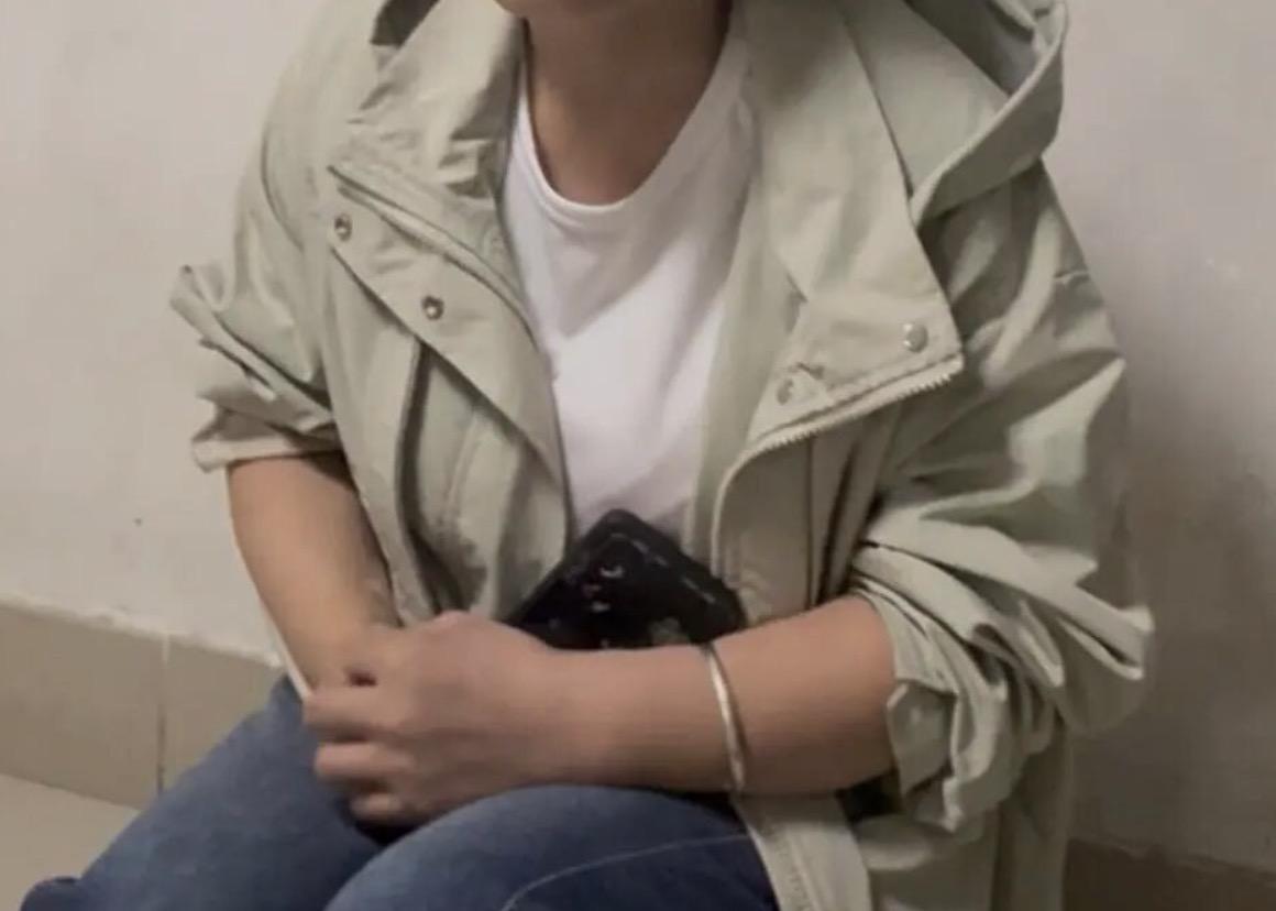 高原上徒步出现高反被搭子抛弃，随后被爱心人士接力救助的女孩，父母为给她看病在网上
