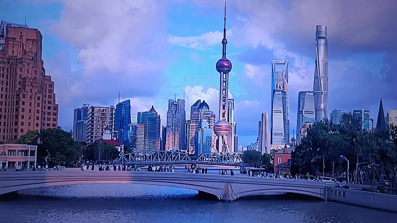 这个角度拍的景观真不错，东方明珠和那两个大高楼成三足鼎立之势。谁能告诉我那两大高