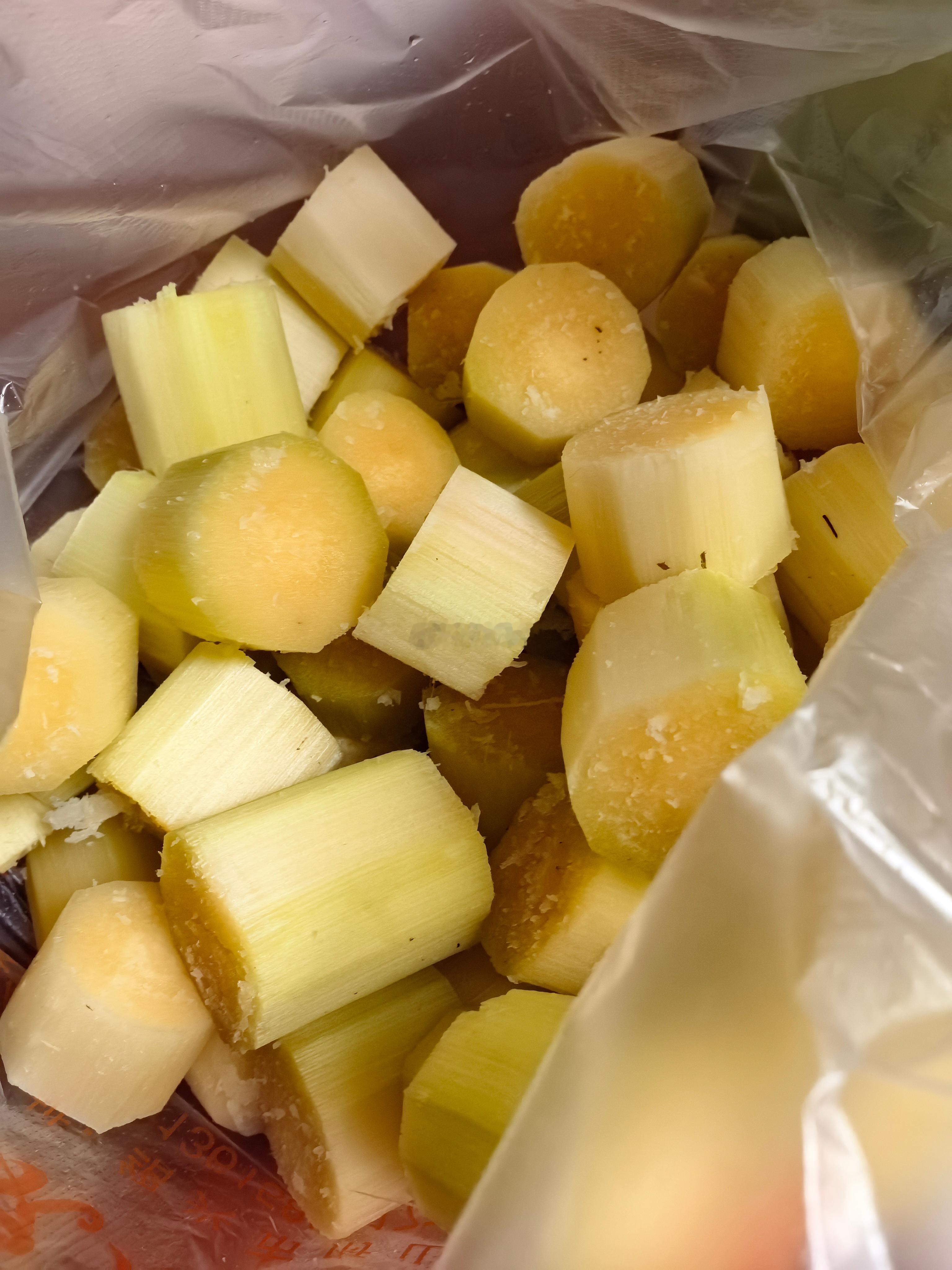 全球好像只有中国人把甘蔗当水果来吃……东南亚也有一些，但并不普遍，主要他们还是榨