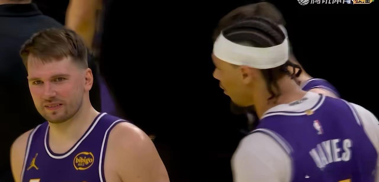 东契奇被恶意推倒，海斯为老大出头。湖人跟快船的比赛都快结束了，还出现了冲突场面，