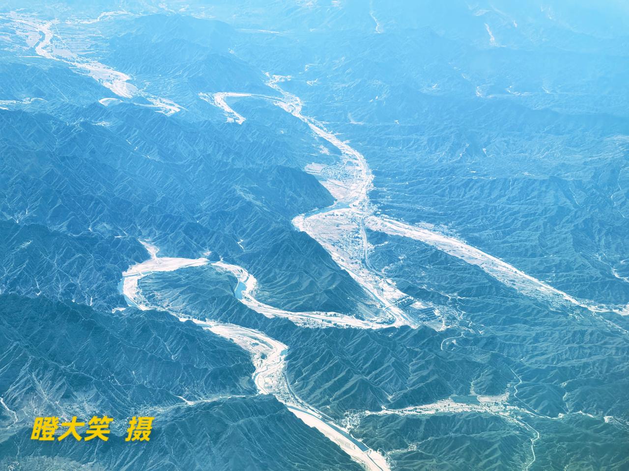 随手分享，一张天空照。凌空俯瞰万里山河，大地铺展成一幅浑然天成的长卷。群山连绵起