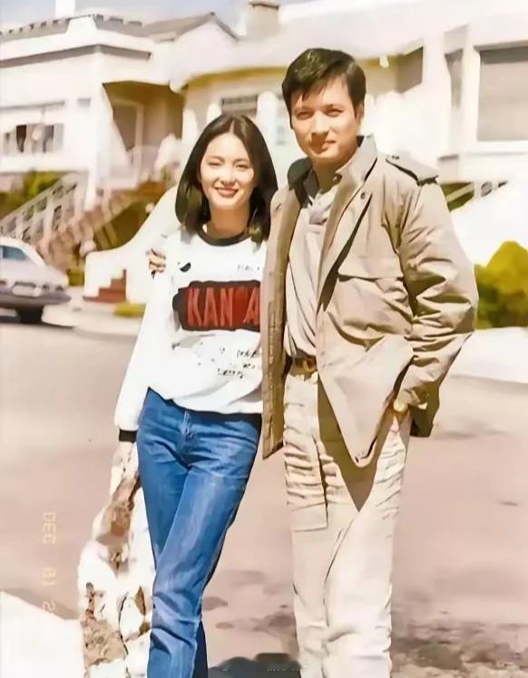这是林青霞与秦祥林年轻时的合照，这么美，秦汉、秦祥林咋就没珍惜呢 