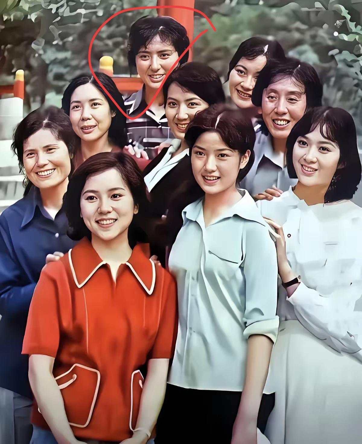 一群人在公园合影，笑得很开心。都是80年代的老演员，⭕圈里这位饰演喜盈门的那个吗