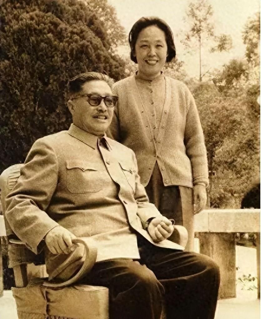 贺龙夫人晚年经历丧夫丧子，终年九十五岁，病逝前最后一句话让在场众人泪流满面！
1