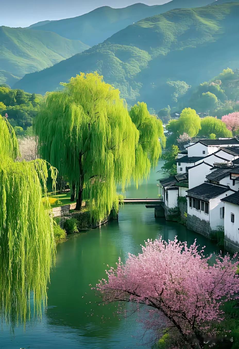 四块玉·忆旧
杨柳柔，夕照瘦，
黄花凝露月如钩，
旧梦轻绕画楼口。
风也悠，意未