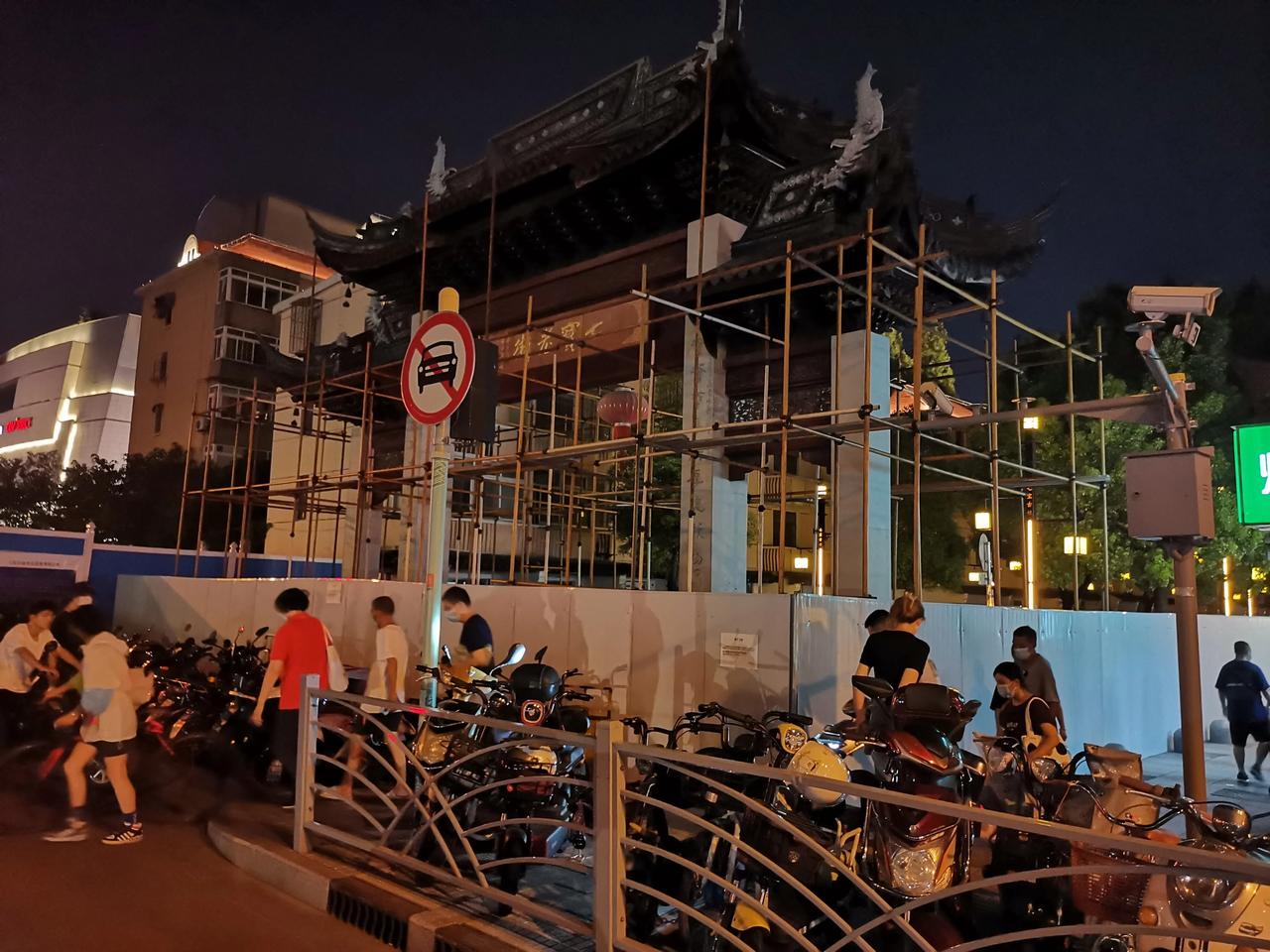七宝老街青年路七莘路口牌楼开拆
为配合市政嘉闵线七宝站施工，消除因工程可能产生的