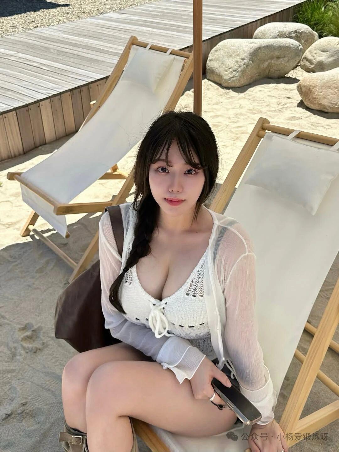 在蓝天下放松，我喜欢坐在沙滩的椅子上，一边感受蓝天和海风。海边游玩的乐趣 海边度
