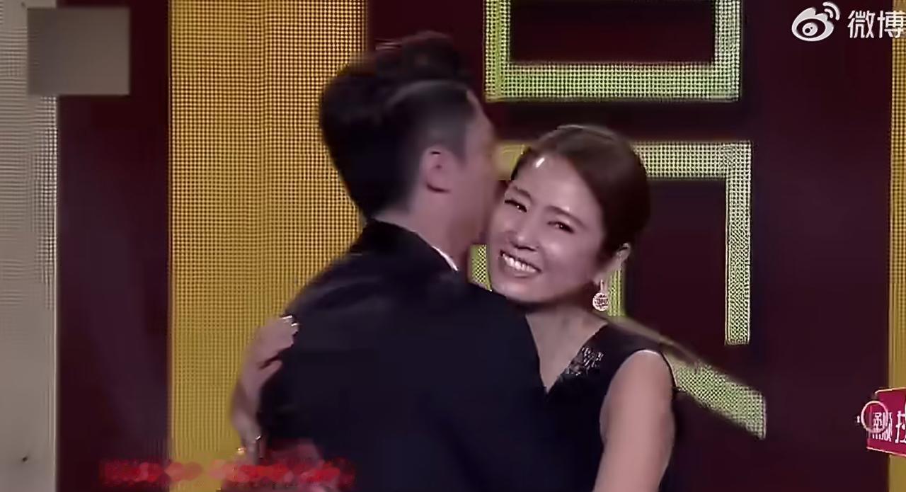 当年两个人还没确定恋爱关系，霍建华得奖，她在台上负责颁奖！
两个人上台就是一阵抱