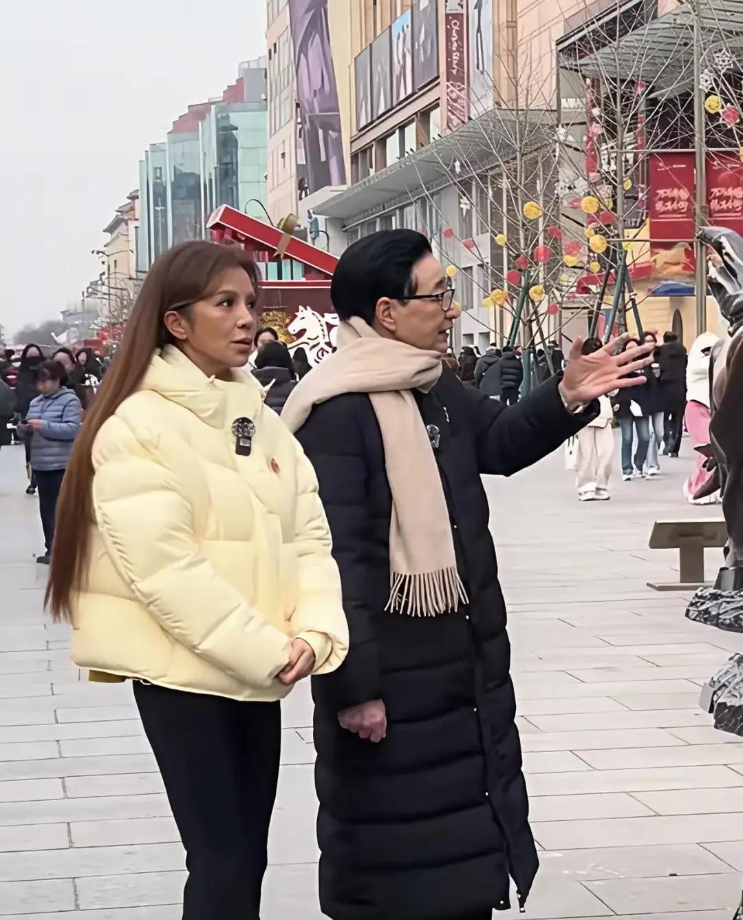 王府井偶遇朱迅，素颜皱纹、发髻松垮，竟然让无数中年人破防了？
央视女神朱迅，私下